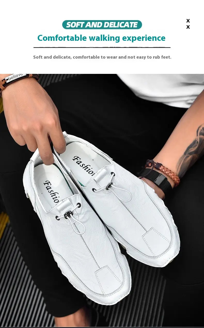 Chaussures de sport décontractées à enfiler pour homme en cuir blanc véritable, avec un design minimaliste épuré et un marquage de mode discret sur la semelle intérieure.