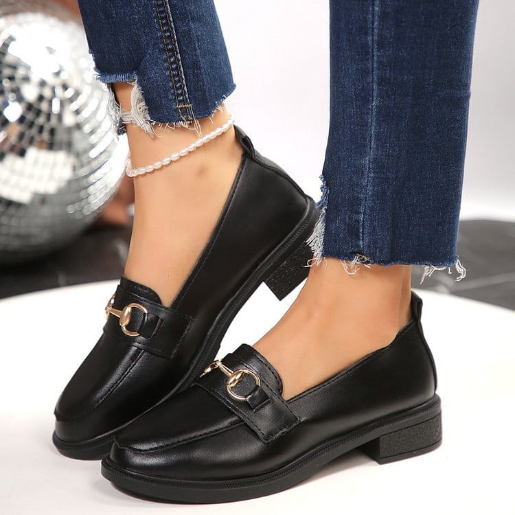 Schwarze Damen-Lederloafer mit goldfarbenem Pferdebit-Detailing und einem niedrigen, klobigen Blockabsatz.