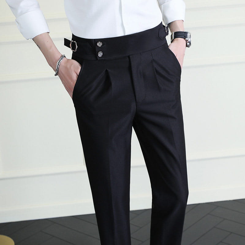 Schwarze, maßgeschneiderte Herren-Sommerhose mit geradem Schnitt für den Business-Bereich, mit hoher Taille, Umschlagfalten und silberfarbenen Knopf-Details.