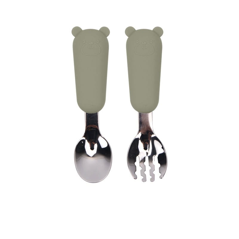 Ensemble d’une cuillère et d’une fourchette pour bébé en silicone, avec des couverts en acier inoxydable, comprenant des manches en silicone en forme d’ours vert sauge et des têtes en acier inoxydable brillantes.