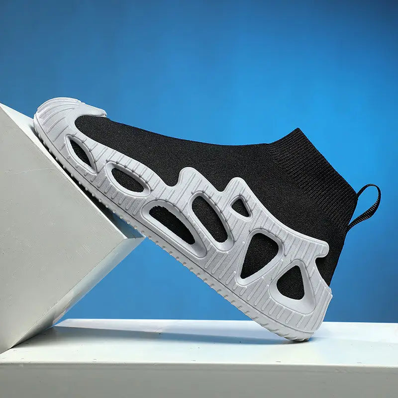 Schwarz-weißer Strick-Sockenschuh-Sneaker mit geformtem, atmungsaktivem Design aus der Kollektion der Strick-Sockensneaker für Damen und Herren mit geformter Sohle und Freizeit-Schuhen.