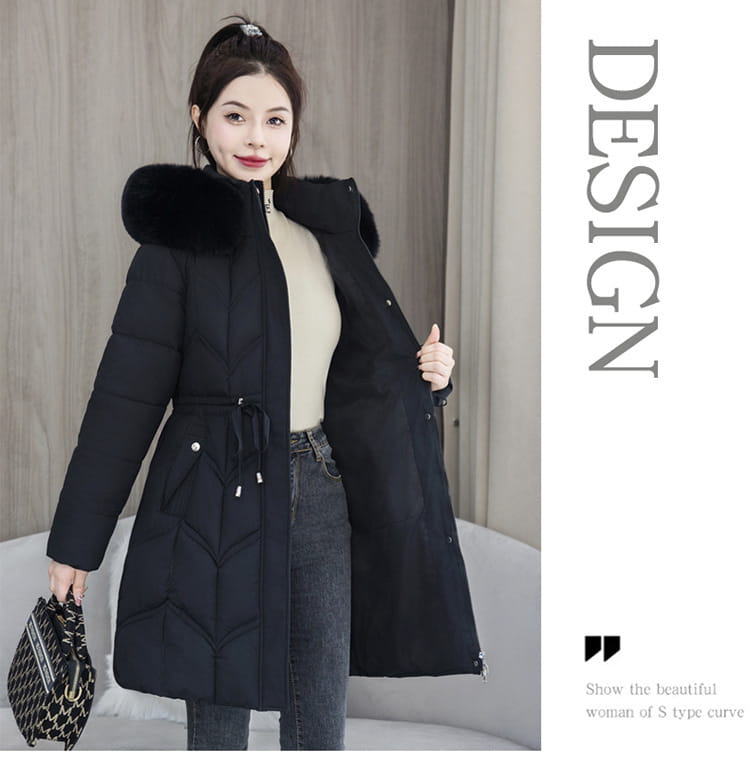 Schwarze Steppjacke (Puffer) mit kuscheliger, pelzgefütterter Kapuze und Tunnelzug in der Taille aus gestepptem Baumwollstoff, ausgelegt für Winterkleidung.