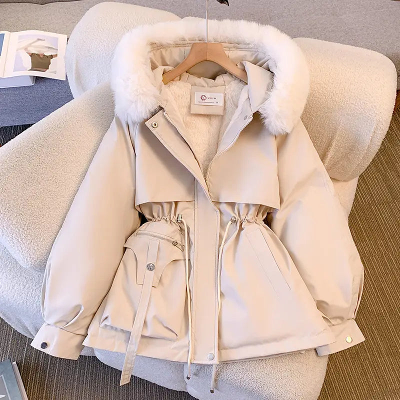 Beige Damen-Winterparka mit mittlerer Länge und schmaler Passform aus Baumwolle mit wattierter Fütterung mit Pufferjacken-Design; kuschelige, weiß gefütterte Fellkapuze und verstellbarer Tunnelzug an der Taille.