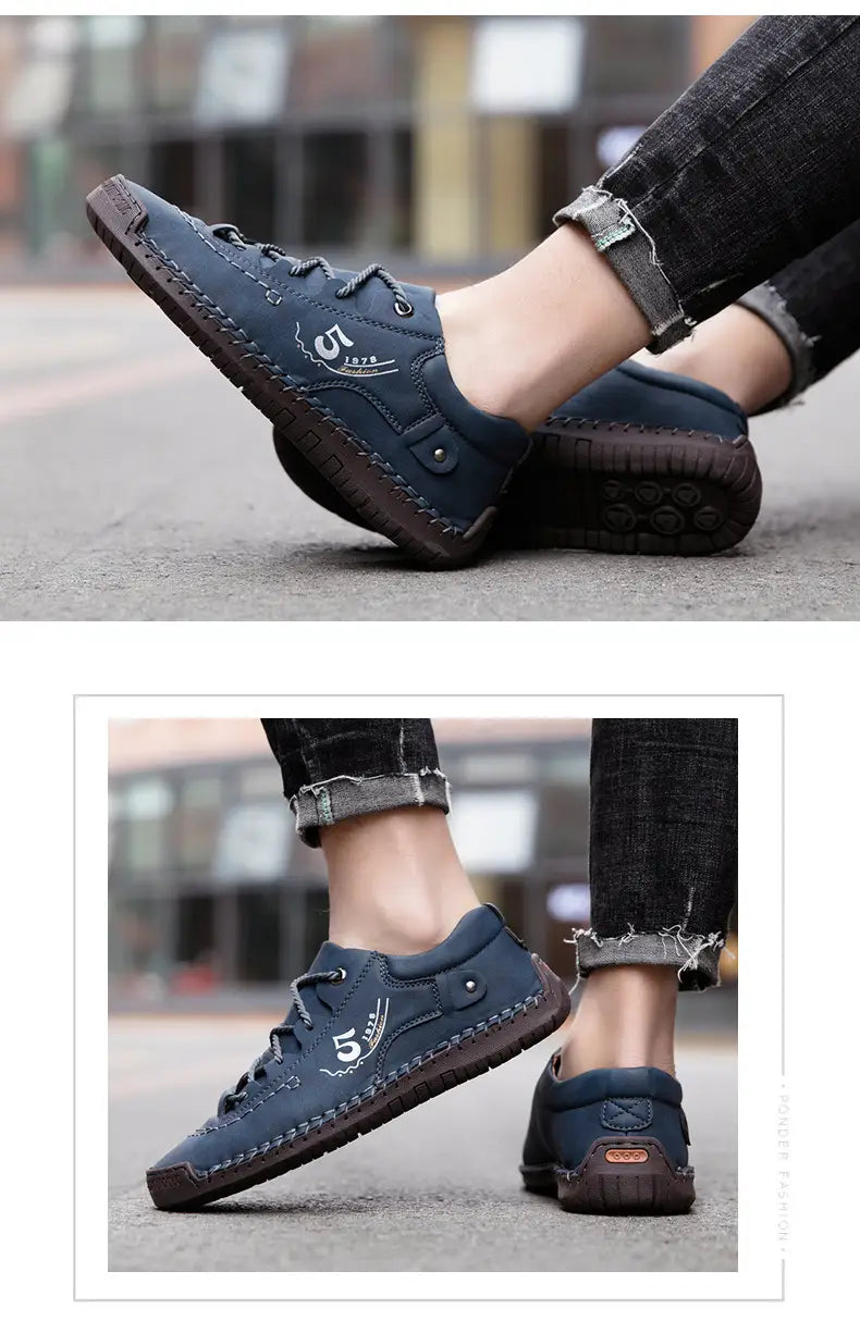 Herren-Lederschuhe im britischen Casual-Stil mit Schnürung aus dunkelblauem Leder, mit braunen Ziernähten und einem dezenten weißen Logo an der Seite.