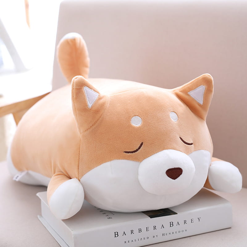Un coussin en peluche beige et blanc représentant un shiba inu, avec des caractéristiques du visage brodées, conçu comme un oreiller d’animal de compagnie pour chien kawaii afin d’offrir confort et décoration