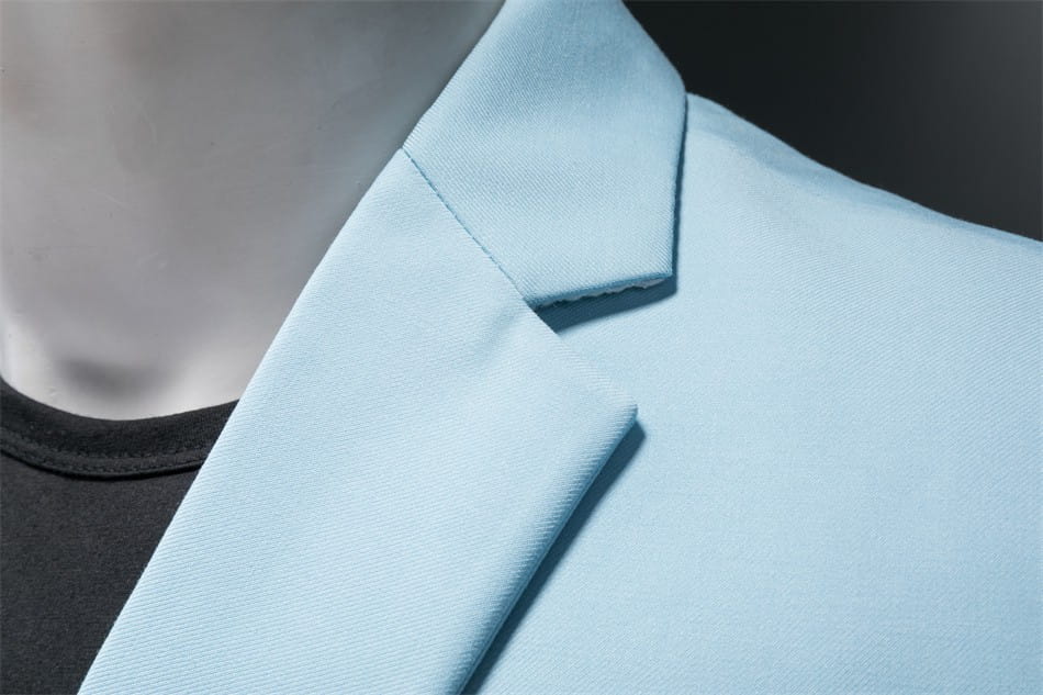 Chaqueta de vestir empresarial de pana azul claro con ajuste slim, cuello estructurado y definido, y tejido suave.