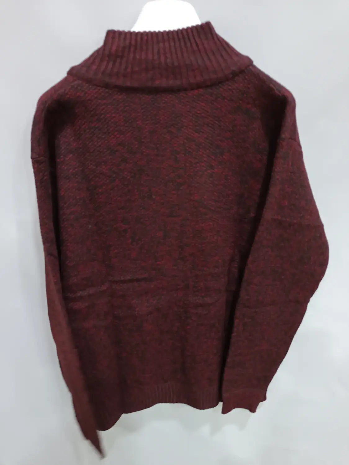 Herren-Cardigan mit Strukturstrick und Reißverschluss in Bordeaux, mit geripptem Rollkragenkragen und langen Ärmeln, auf einer Schneiderpuppe präsentiert