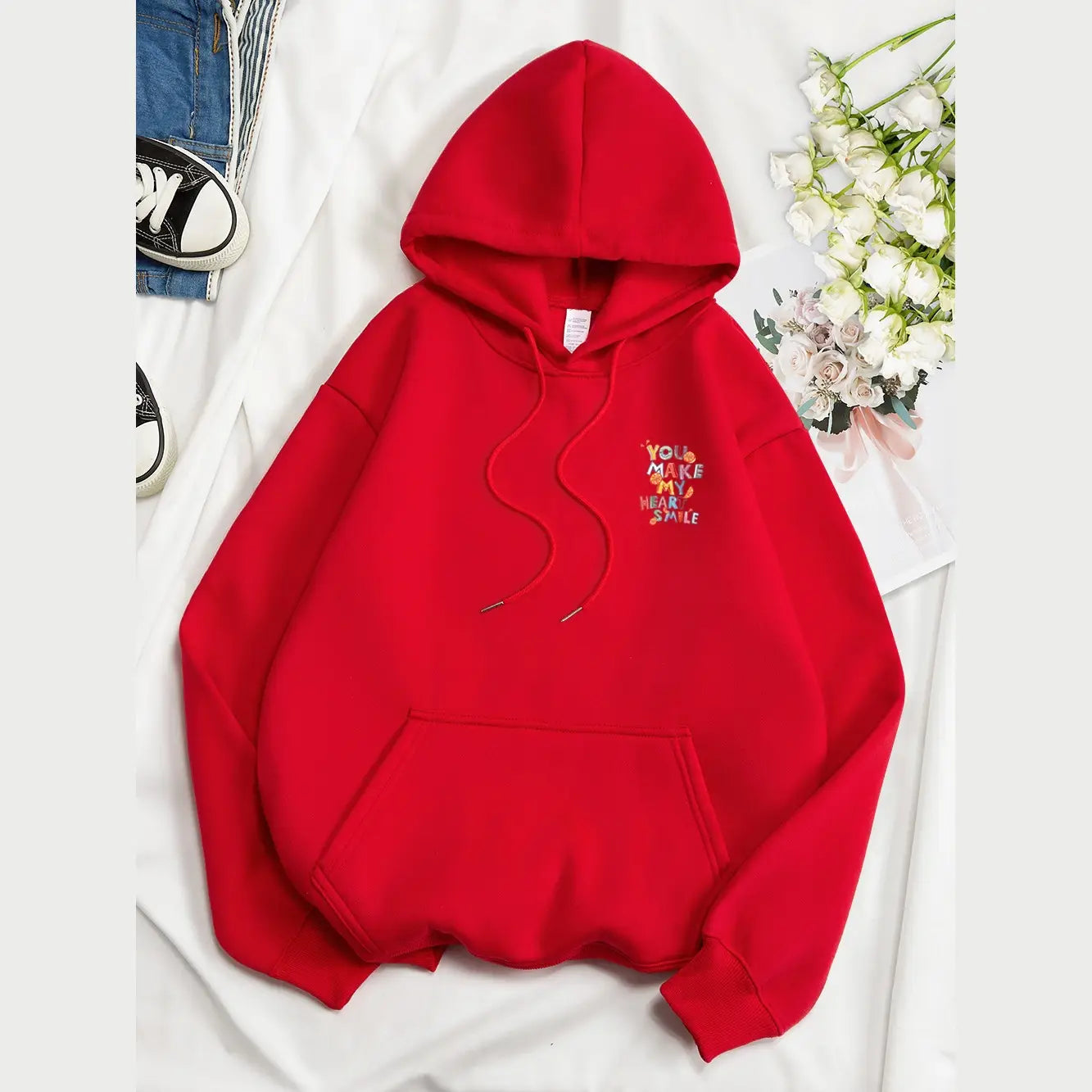 Sweat à capuche rouge éclatant avec une poche avant et un motif de fruits brodés sur la poitrine, parfait pour un usage décontracté.