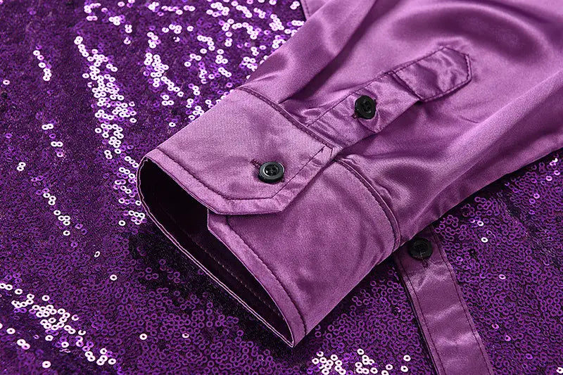 Lila Satinhemdmanschette mit schwarzen Knöpfen und dezentem Glanz, ruhend auf dem funkelnden lila Paillettenstoff des Herren-Slim-Fit-Paillettenkleids für Partys mit Satin-Akzenten