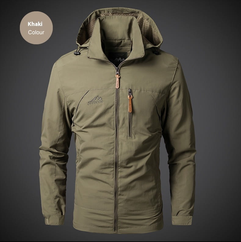 Chaqueta de senderismo con capucha impermeable color caqui, con cierre frontal mediante cremallera y tiradores color marrón con aspecto de cuero.