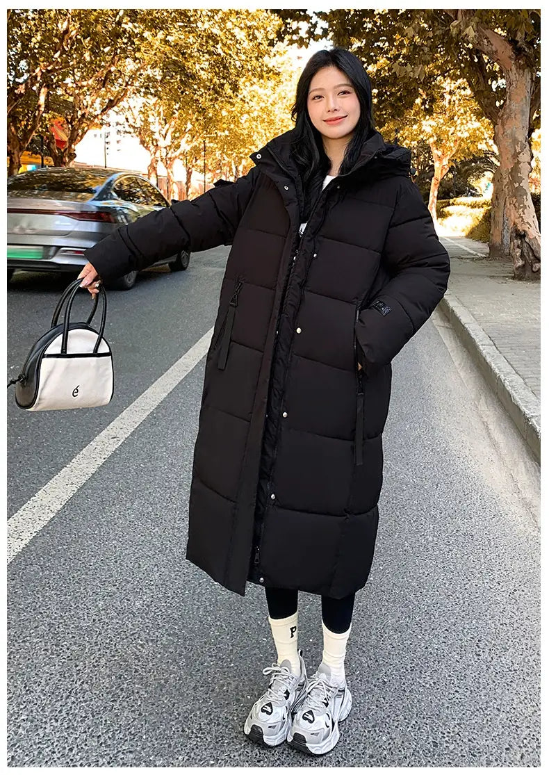Schwarzer gesteppter Puffer-Mantel mit Kapuze und vorderem Knopfverschluss in einem Design als koreanische gesteppte Pufferjacke mit Kapuze.