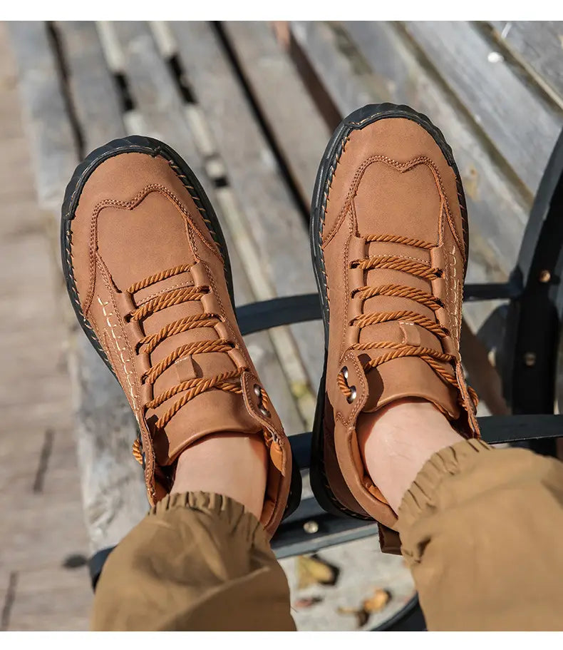 Handgefertigte Schnürstiefeletten aus PU-Leder in Hellbraun mit schwarzen Gummisohlen und braunen geflochtenen Schnürsenkeln.