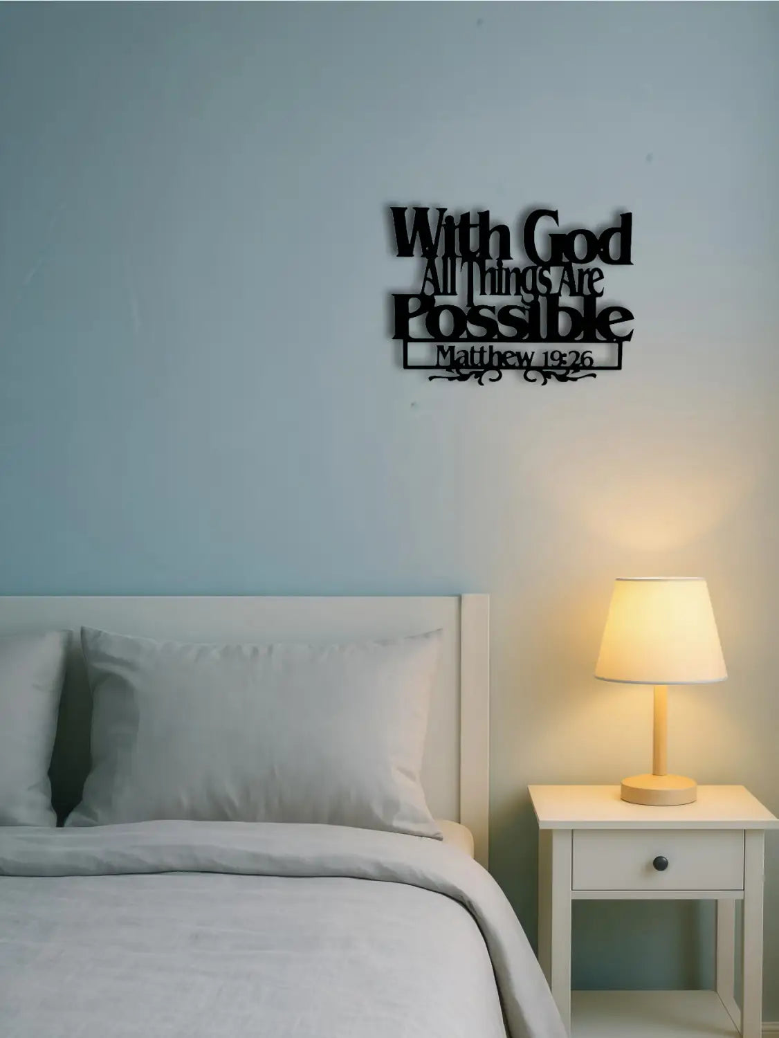 Art mural en métal noir, en noir, avec l’inscription « avec Dieu, tout est possible » et Matthieu 19:26 en dessous, avec des crochets de clé pour l’organisation