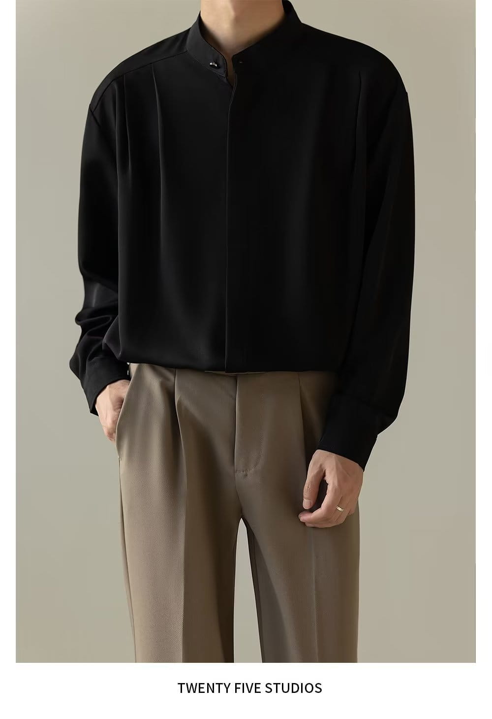 Chemise plissée pour homme à col montant en satin noir, à manches longues, avec col mandarin.