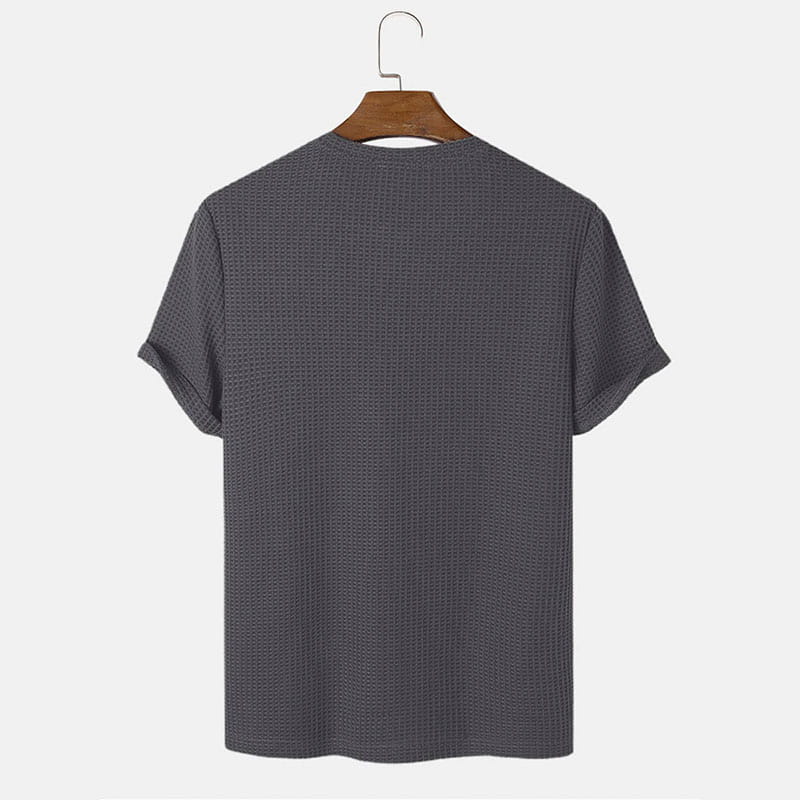 Dunkelgraues Herren-T-Shirt in Slim-Fit mit kurzen Ärmeln als Henley mit strukturierter Waffelstrickoptik und Rundhalsausschnitt.