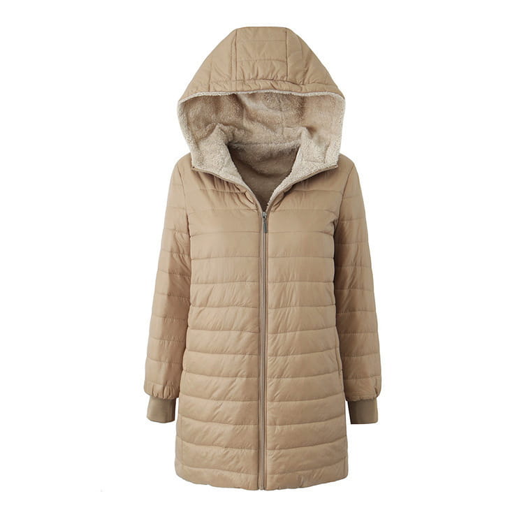 Doudoune matelassée beige pour femme avec une capuche dotée d’une doublure en fourrure polaire plus claire et duveteuse.