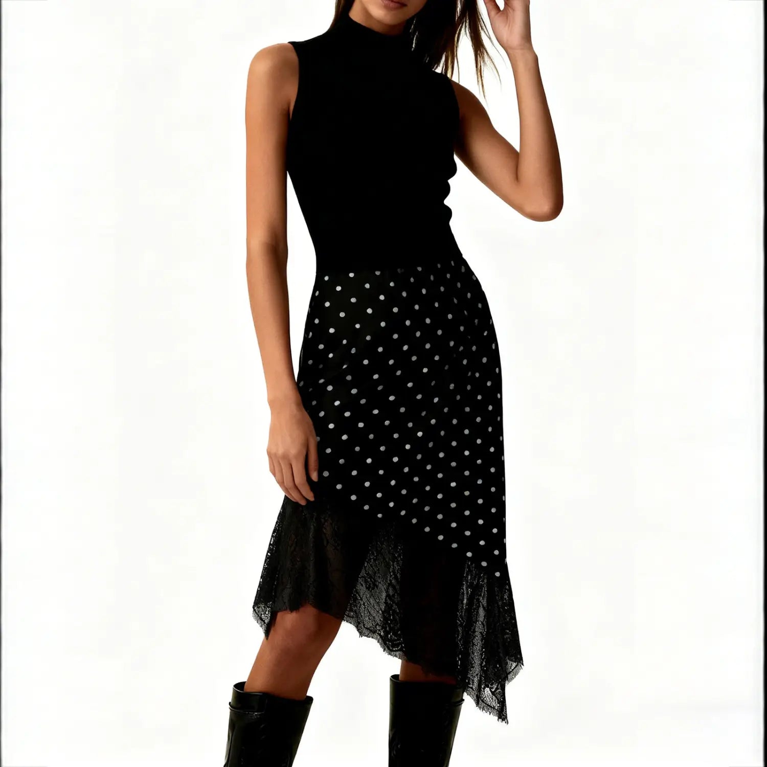 Ein schwarzes ärmelloses Kleid mit hohem Halsausschnitt, weißen Punkten und Spitzen-Saum, kombiniert mit einem Spitzen-Satin-Midirock in Schwarz.
