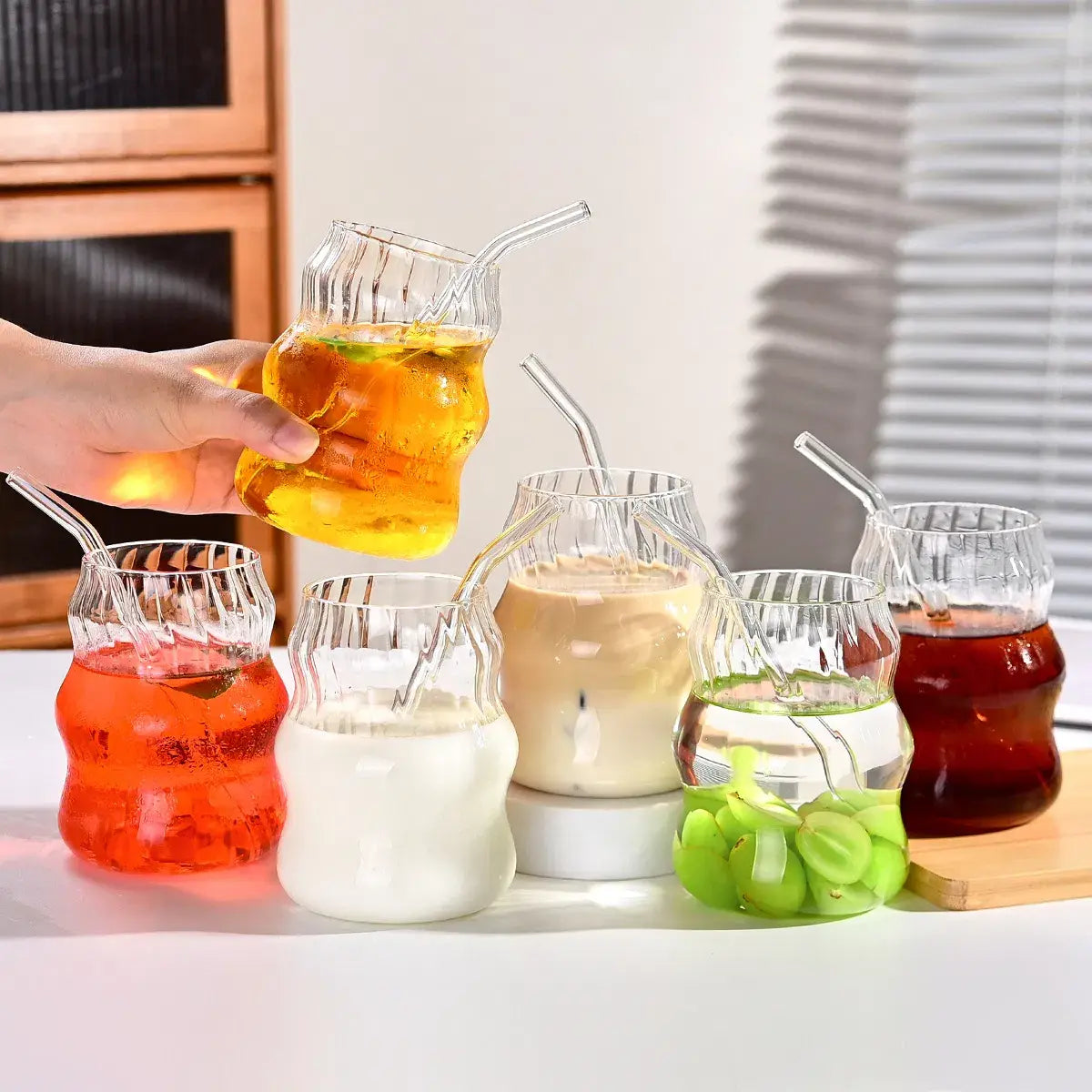 Klare Glasbecher mit gerippter Struktur im Wabenmuster und passenden transparenten Strohhalmen, 6-teiliges Set, 19 oz, für die Bewirtung von Getränken.