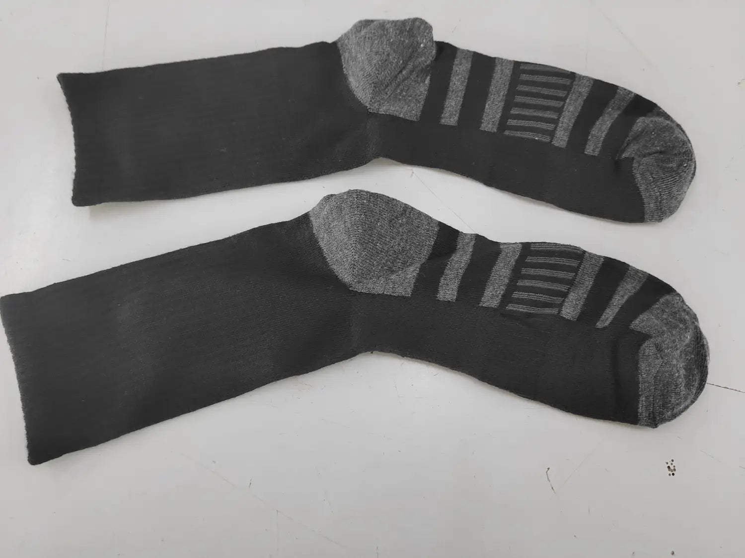 chaussettes de sport épaisses pour grandes tailles (plus size) noires en coton respirant, avec talon et bout renforcés en gris, et un motif rayé discret sur la plante du pied
