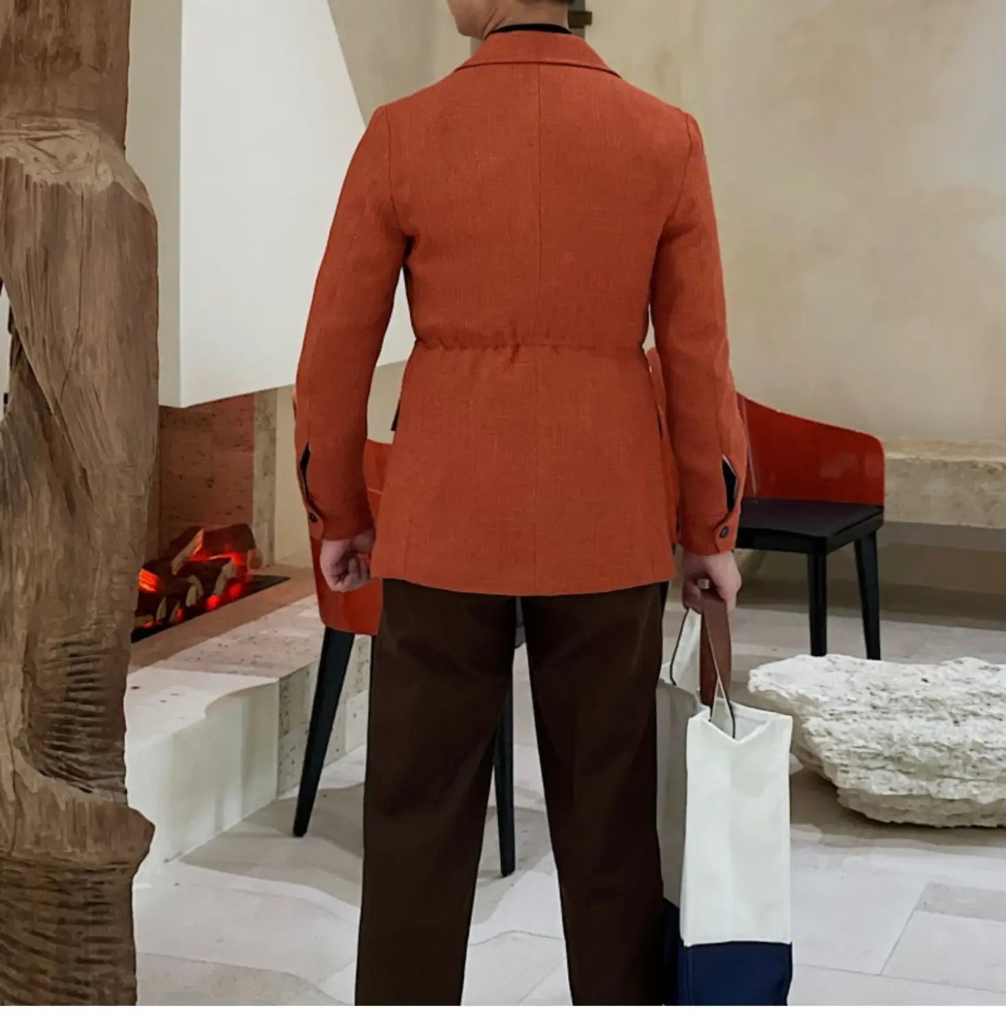 Veste de blazer ceinturée ajustée slim fit pour homme en orange, avec bordure noire au niveau des poignets et du col, confectionnée à partir d’un tissu de qualité supérieure pour les occasions formelles.