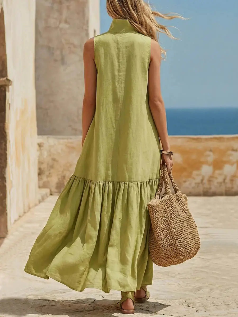 Robe longue vert olive sans manches à col haut avec ourlet à étages et encolure zippée, présentée de face.