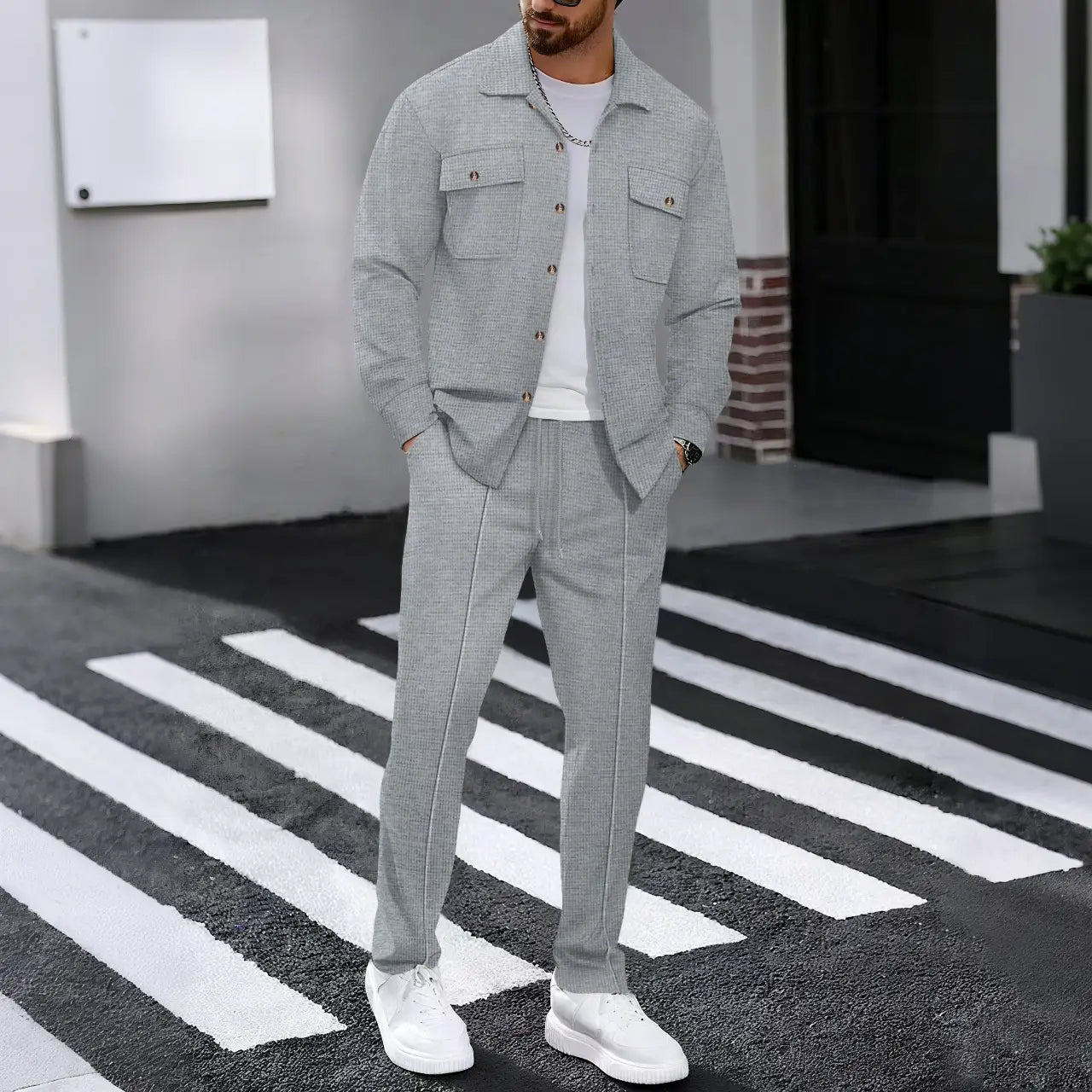 Ensemble pour hommes en molleton de type waffle à manches longues, comprenant une veste en mélange de laine à carreaux gris avec deux poches poitrine et des fermetures boutonnées.