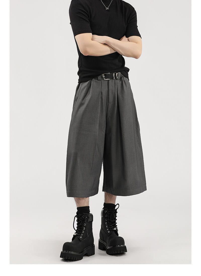 Short de costume pour hommes à jambes larges plissées gris foncé à la coupe moderne et épurée, conçu pour les occasions formelles et élégantes