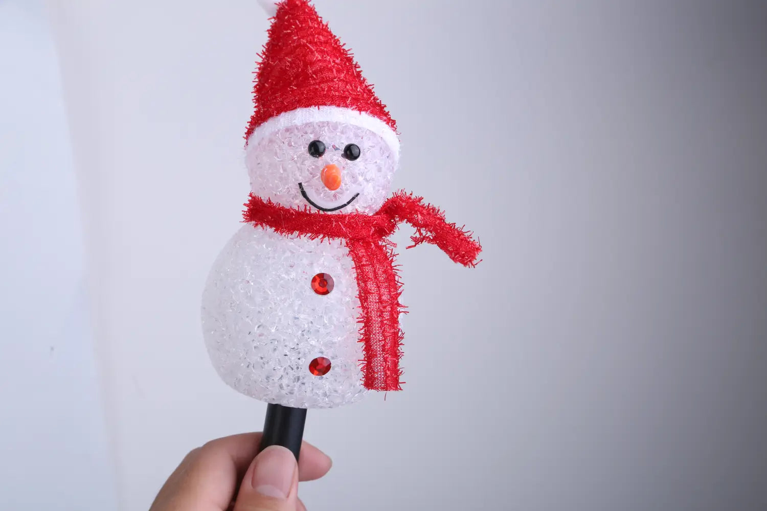 Lot de 3 brise-soleils solaires de jardin en forme de bonhomme de neige, comprenant une décoration festive de bonhomme de neige rouge et blanc avec une surface texturée et scintillante, et une classification d’étanchéité IP55.