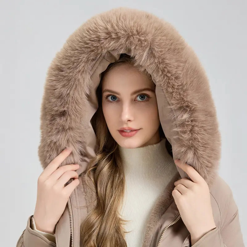 Beiger winterlicher Parka mit Fellfutter mit kuscheligem Kunstfellfutter an der Kapuze, ausgelegt für kaltes Wetter.
