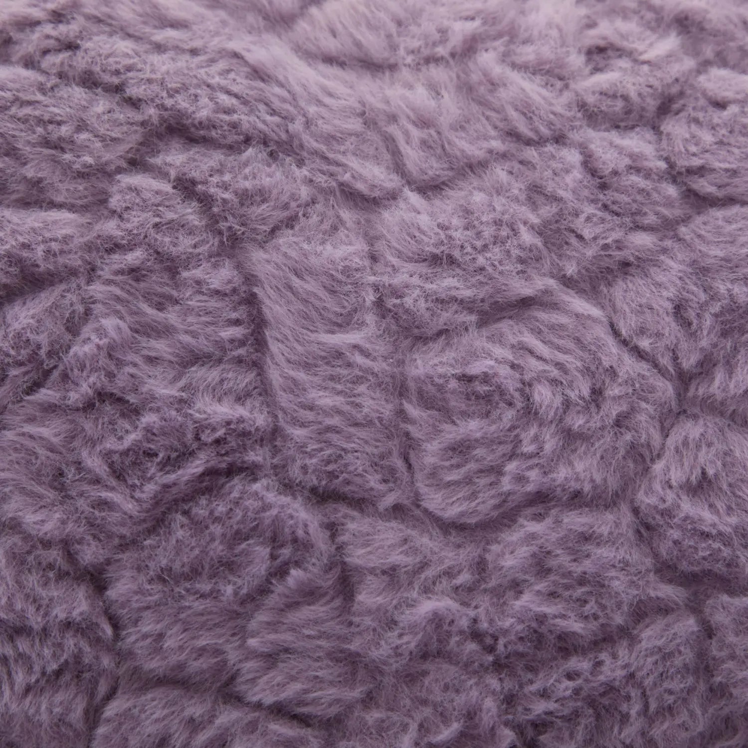 Une housse de fauteuil de bureau en fausse fourrure couleur lavande, au toucher moelleux et à la surface texturée, avec des motifs arrondis en relief pour une assise de 26,4 pouces de largeur.
