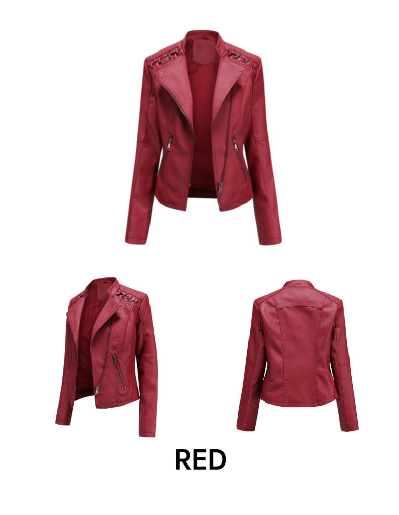 Eine elegante rote Faux-Leder-Motorradjacke mit schmaler Passform und kurzem Mantelschnitt für Damen mit dekorativen Ziernähten entlang der Schultern.