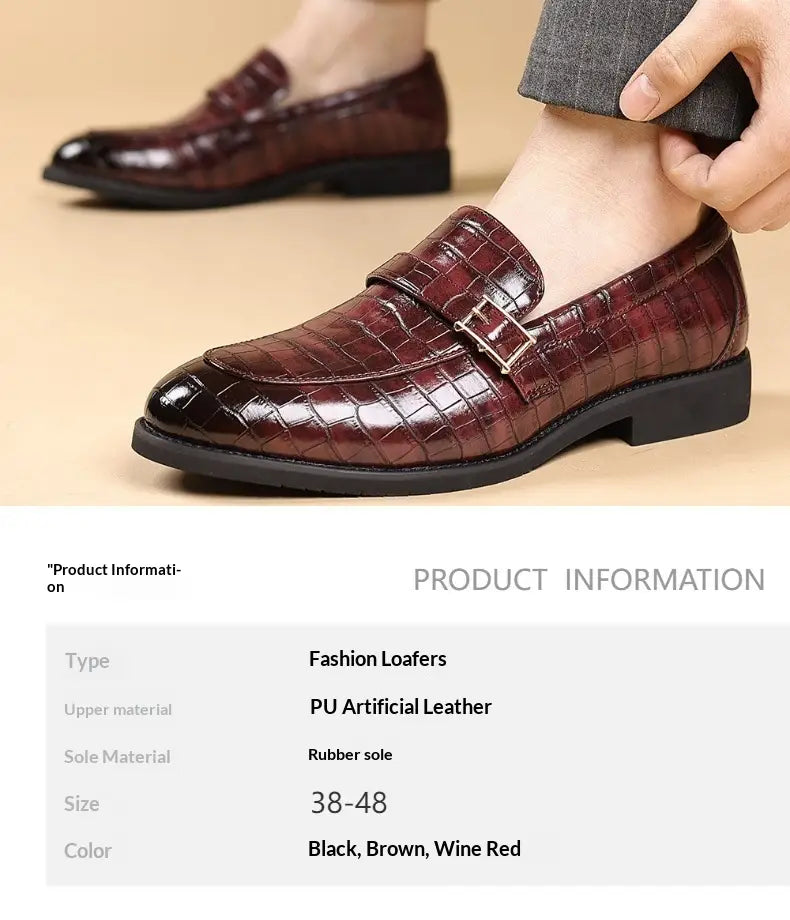 Mocassins en cuir croco pour homme en rouge vin, cuir artificiel effet crocodile embossé, avec une boucle argentée.