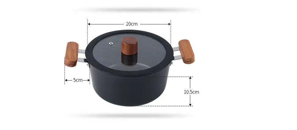 Cazo/cacerola pequeña de cerámica negra antiadherente con mangos de madera y tapa de vidrio con un pomo marrón, de un set de ollas de cerámica antiadherentes con mangos de madera.