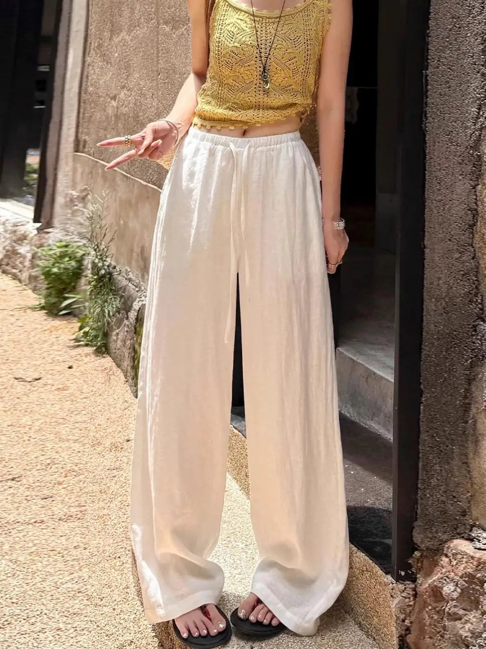 Pantalon ample en lin blanc à jambes larges, comprenant un pantalon large en satin blanc avec une silhouette ample et fluide et une taille élastique.