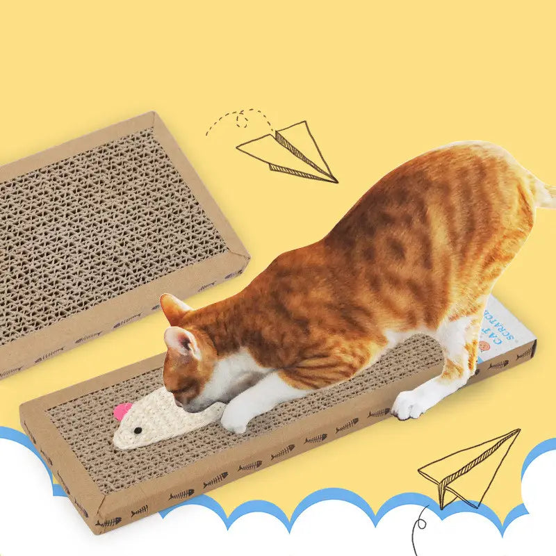 Gato atigrado naranja con patas blancas y el pecho interactuando con un tablero rascador de sisal para gatos que incluye una almohadilla de cartón para rascar y juguetes de ratón de felpa con patrones de peces a lo largo de los bordes.