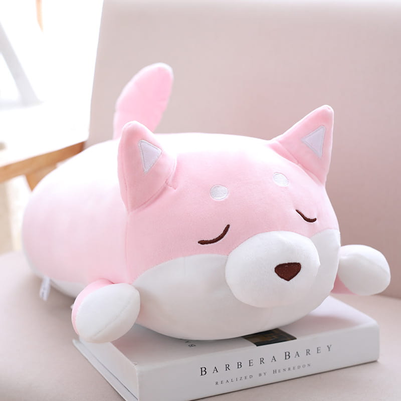 Coussin peluche shiba inu kawaii, oreiller d’animal de compagnie pour chien, rose et blanc, avec les yeux fermés, un corps en tissu doux et des détails d’oreille interne triangulaires assortis en rose.