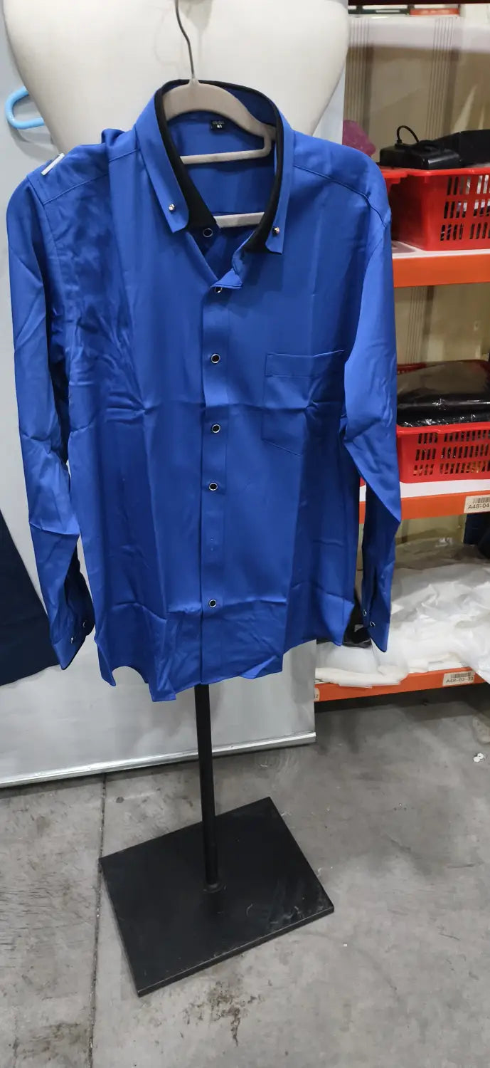 Ein kräftiges königsblaues Herren Stretch-Anzughemd mit Kontrastkragen, langärmelig, mit schwarzem Innenkragen, auf einem Büsten-/Mannequinständer präsentiert.