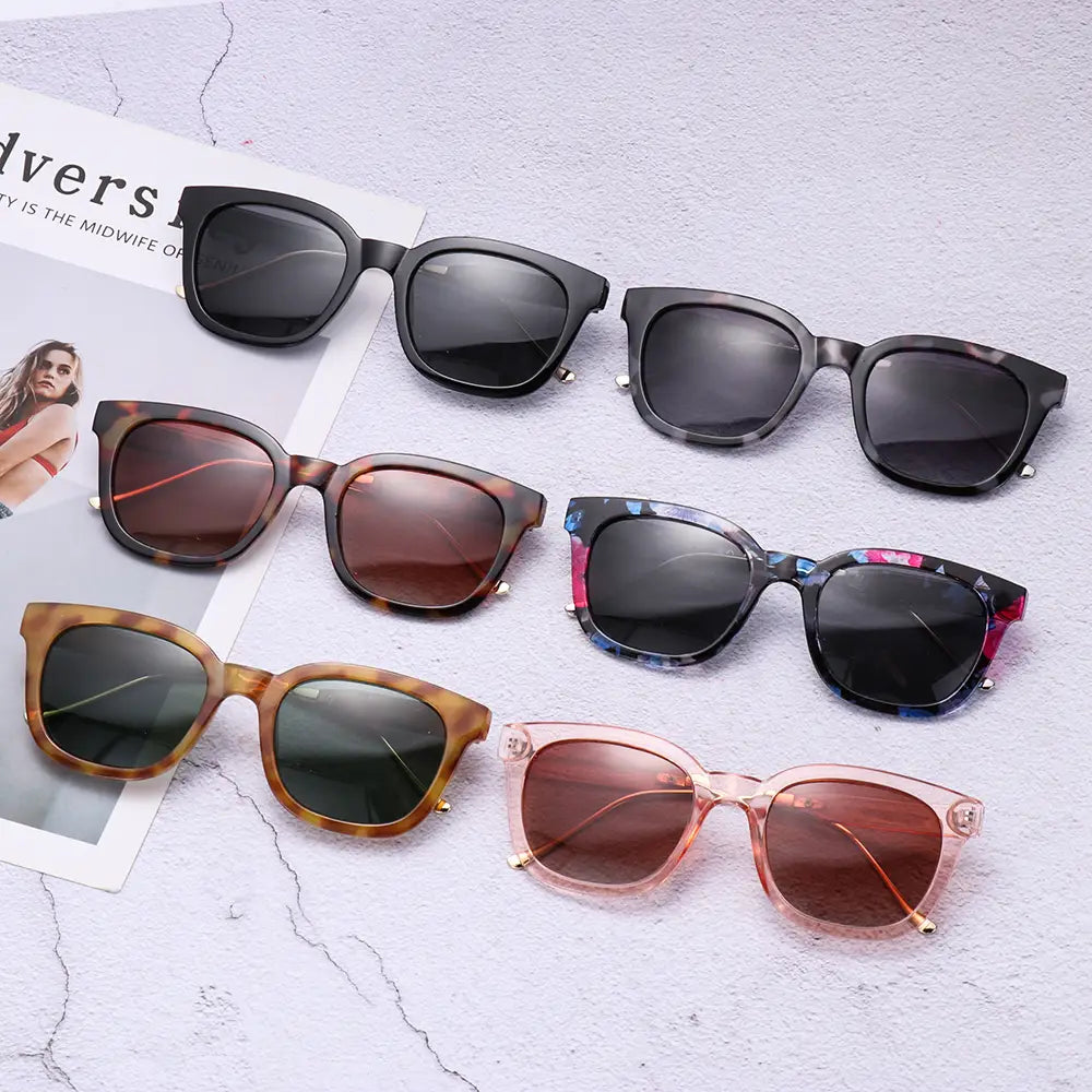 Une collection de lunettes de soleil carrées polarisées de mode pour femme en écaille de tortue, noir uni, rose translucide et motifs floraux.