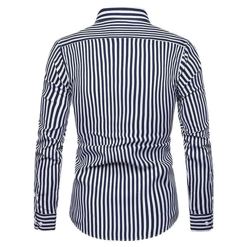 Ein navy-weiß vertikal gestreiftes Slim-Fit-Herren-Langarm-Freizeithemd mit klassischem Kragen.