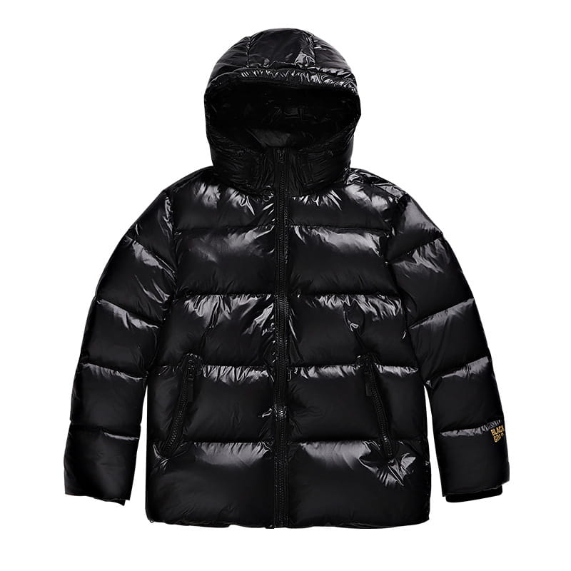 Chaqueta acolchada tipo puffer de oro negro con exterior negro brillante y capucha integrada.