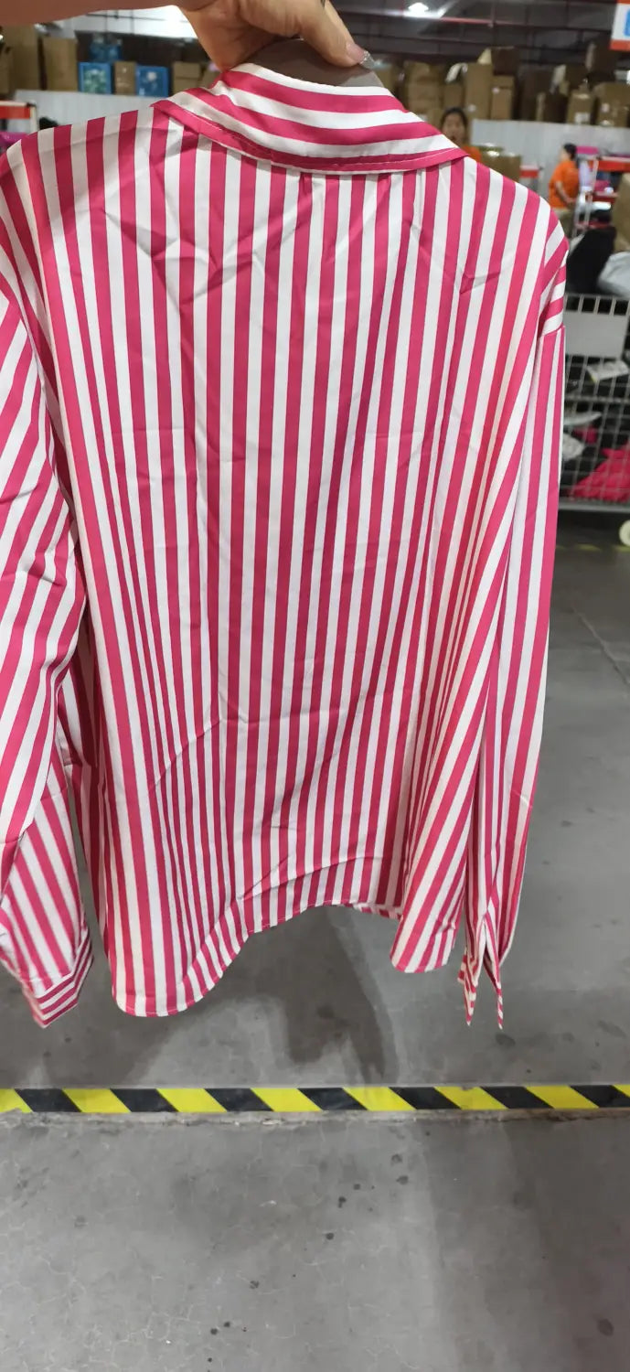 Chemise décontractée à manches longues rayée verticalement rose et blanc pour hommes, avec col classique et patte boutonnée.