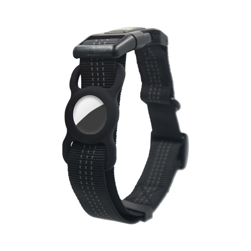 Schwarzes Nylon-Reflexions-GPS-Halsband für Hunde mit einer runden zweiteiligen weißen und grauen Silikonhalterung für den Tracker.