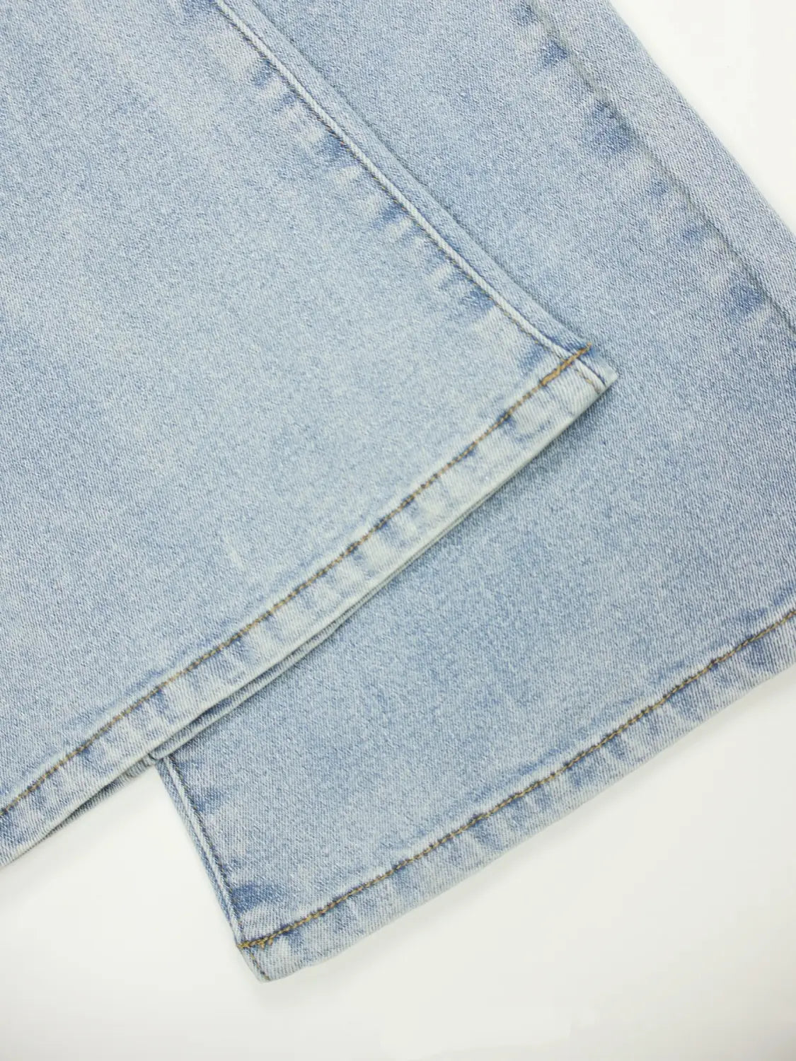 Hell gewaschene Jeans mit hoher Elastizität und schlanker Passform mit einer weichen, leicht verblassten Struktur und sorgfältig vernähten Nähten.