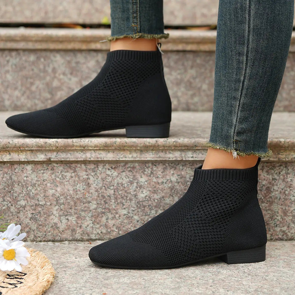 Plus-Size-Spitz zulaufende schwarze Strick-Schnürstiefeletten mit flachem Absatz und elastischer Schaftpartie, von der Rückseite dargestellt