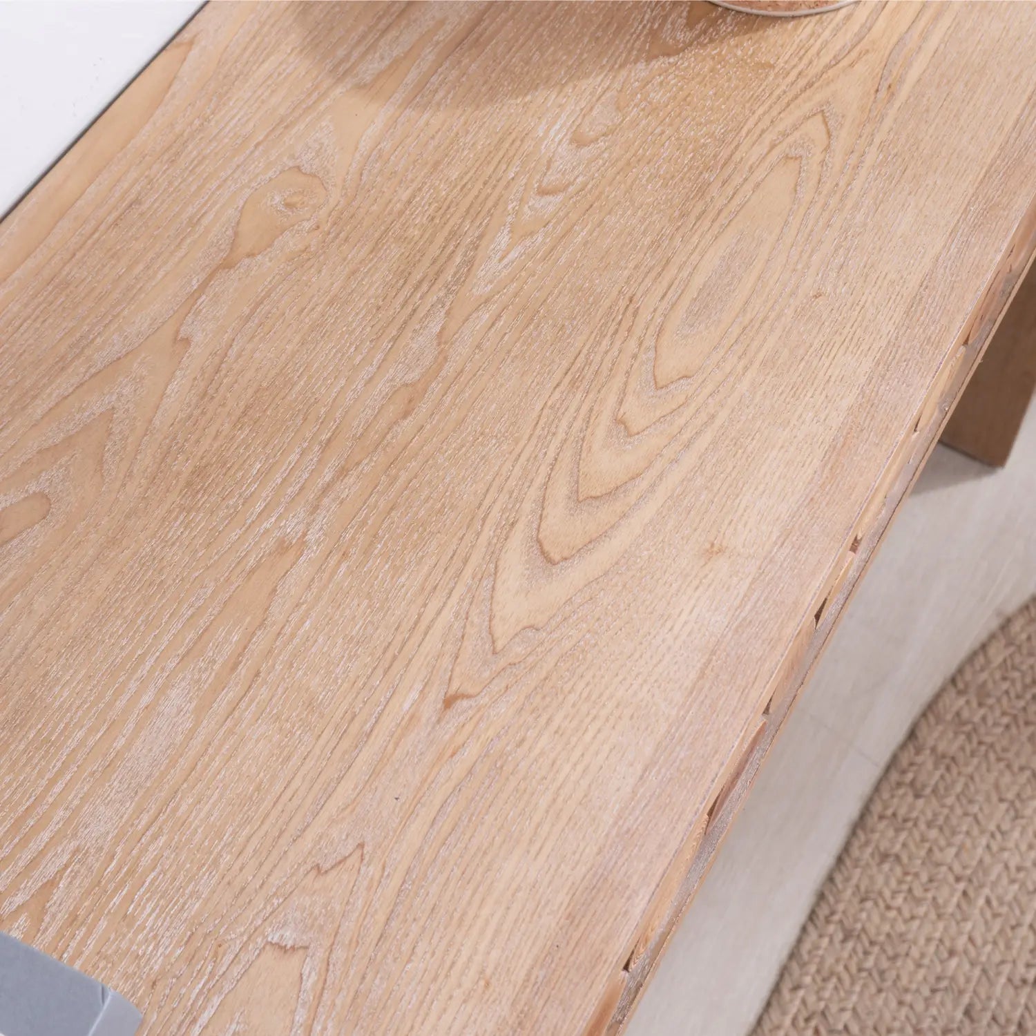 Mesa consola rústica de madera con acentos de troncos naturales, con una superficie de mesa de madera color claro que presenta un patrón de veta natural.