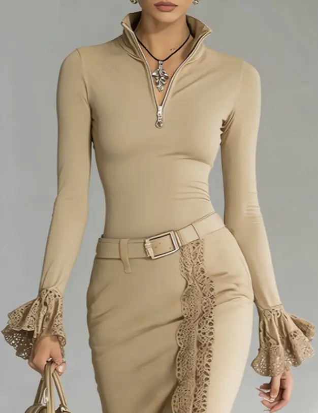 Beiger langärmliger Zip-Neck-Body mit ausgestellten Spitzärmeln und seitlichem Schlitz, versehen mit Spitzenbesatz für eine elegante Oberschicht.