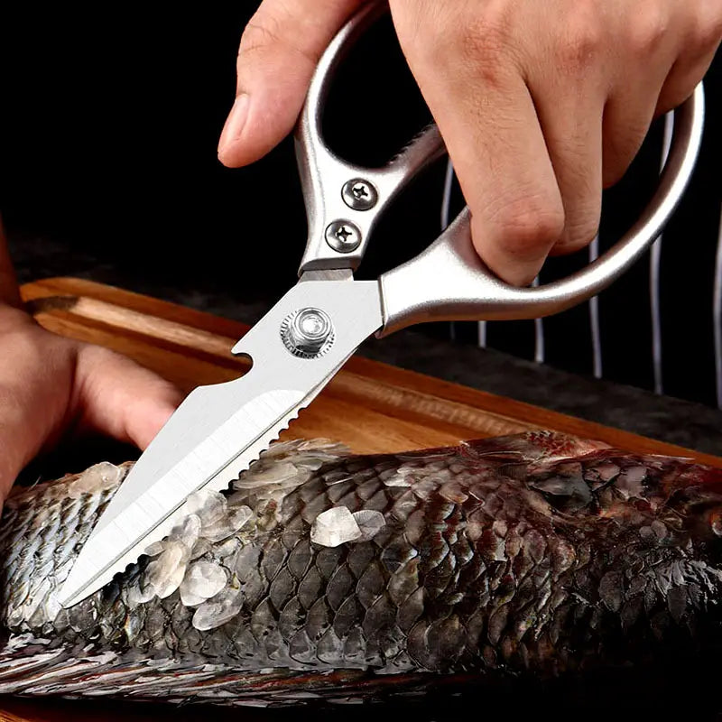 Küchen-Scheren aus silbernem Edelstahl mit gezahnten Klingen und einem Griffdesign als Flaschenöffner, ausgelegt für die Zubereitung von Fleisch und Meeresfrüchten.