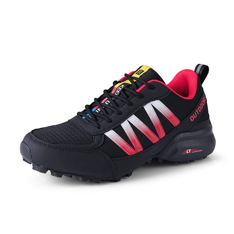 Chaussure de trail noire et rouge avec dessus en mesh texturé respirant, rayures dégradées audacieuses et semelle en caoutchouc robuste conçue pour un usage en extérieur.