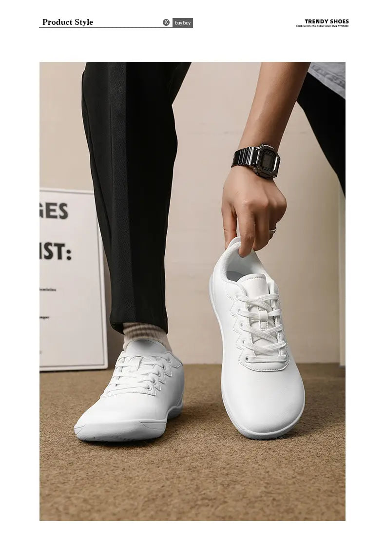 Weiße Leder-Outdoor-Sneaker im Low-Top-Format mit glattem Lederobermaterial und minimalistischem Casual-Design.