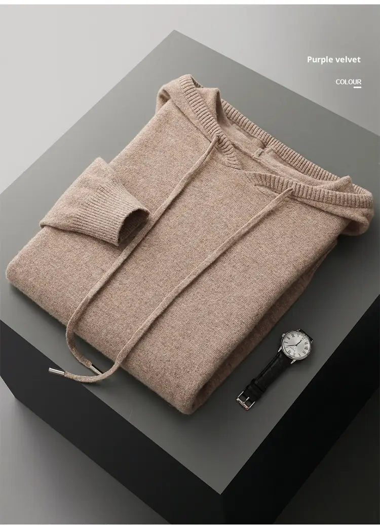 Herren-Strickpullover mit Kapuze, locker geschnitten, aus weichem beigem Plüsch-Veloursstoff mit gerippten Bündchen und Kordelzügen.